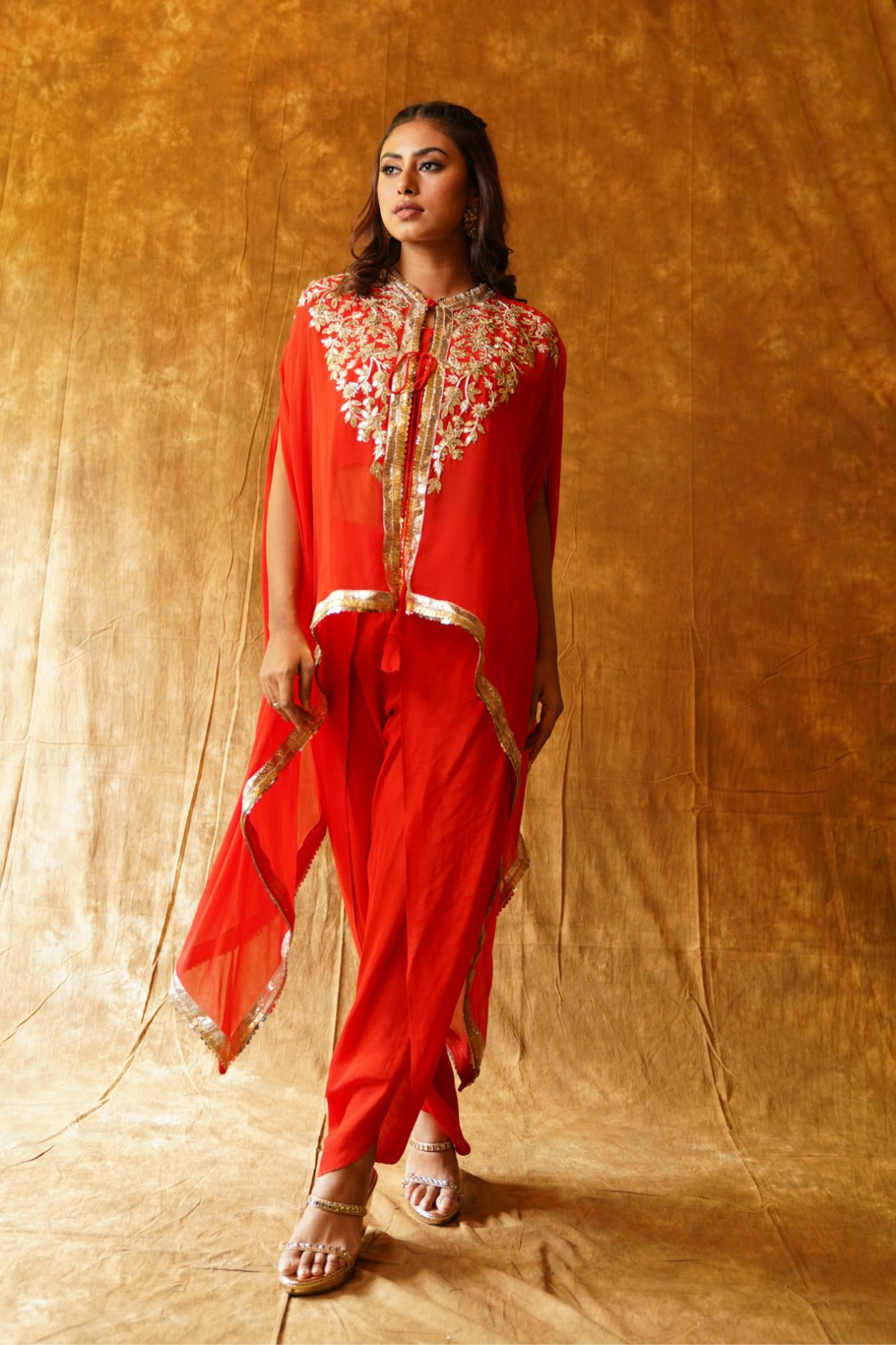 Collared cape & dhoti det in red georgette